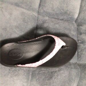 OOFOS RARE Black and Pink Sandals Ultimate Comfort